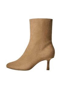 Botine de gleznă din suede bej, cu vârf ușor ascuțit și un toc subțire, curbat. Textura netedă și designul minimalist îi cresc versatilitatea.