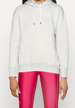 Hellgrauer Hoodie aus Fleece, mit einer Vorderasche, verstellbarem Kapuzenzug und weißem Logo auf der Brust. Kombiniert mit rosa Leggings.