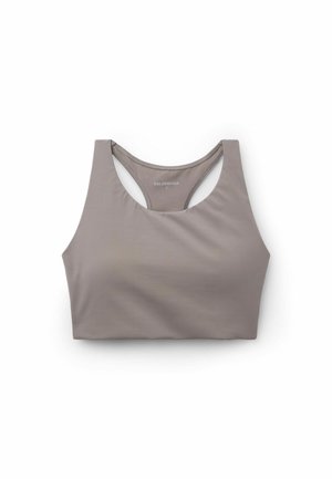 Grå sports-bh med en glat tekstur, der har en scoop-neck og åben rygdesign. Den har minimale syninger.