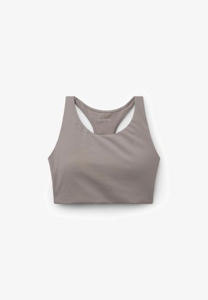 Grå sports-bh med en glat tekstur, der har en scoop-neck og åben rygdesign. Den har minimale syninger.