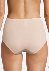 Beige-Hüftslips mit hohem Bund, hergestellt aus glattem, dehnbarem Material und nahtlosem Design. Weicher Bund und keine sichtbaren Unterwäschelinien.