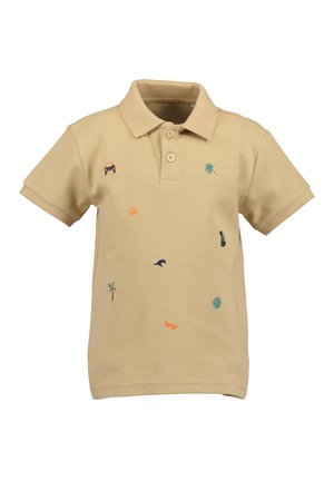 Polo beige en mélange de coton avec un col classique. Présente des motifs brodés colorés incluant une voiture, un soleil, un palmier et des vagues.