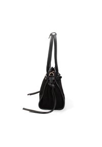Borsa in suede e pelle nera con parte superiore arricciata, due lunghe maniglie e una fibbia decorativa sul lato. Texture morbida, forma strutturata.