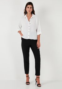 LELA REGULAR FIT - Button-down blouse - white