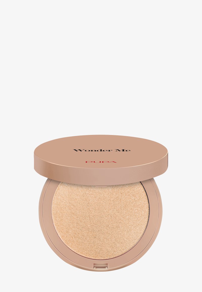 Poudre compacte dans un boîtier rond beige clair. Contient une poudre dorée scintillante. L'étiquette affiche "Wonder Me" en texte noir, avec "PUPA" en dessous.