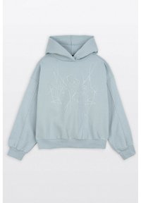 Jasnoniebieska bluza z kapturem wykonana z miękkiego materiału, z regulowanym kapturem, luźnym krojem, ściągaczami na mankietach i abstrakcyjnym haftowanym wzorem w białym kolorze.