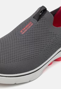 Skechers GO WALK 7 SLIP ON - Tenisice - charcoal/black