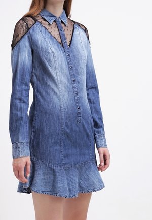 Robe en denim à manches longues, ourlet à volants et empiècement en dentelle noire transparente à pois avec découpes aux épaules.