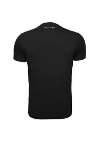 Svart kortärmad t-shirt med rund halsringning, tillverkad av mjukt material, med en etikett med "POLO CREW" på baksidan av halsen.