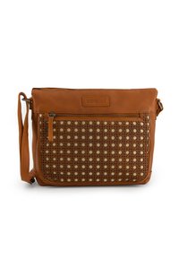 Sac bandoulière en cuir marron avec motif tressé, fermeture éclair et bandoulière ajustable. La poche zippée à l'avant ajoute fonctionnalité et style.