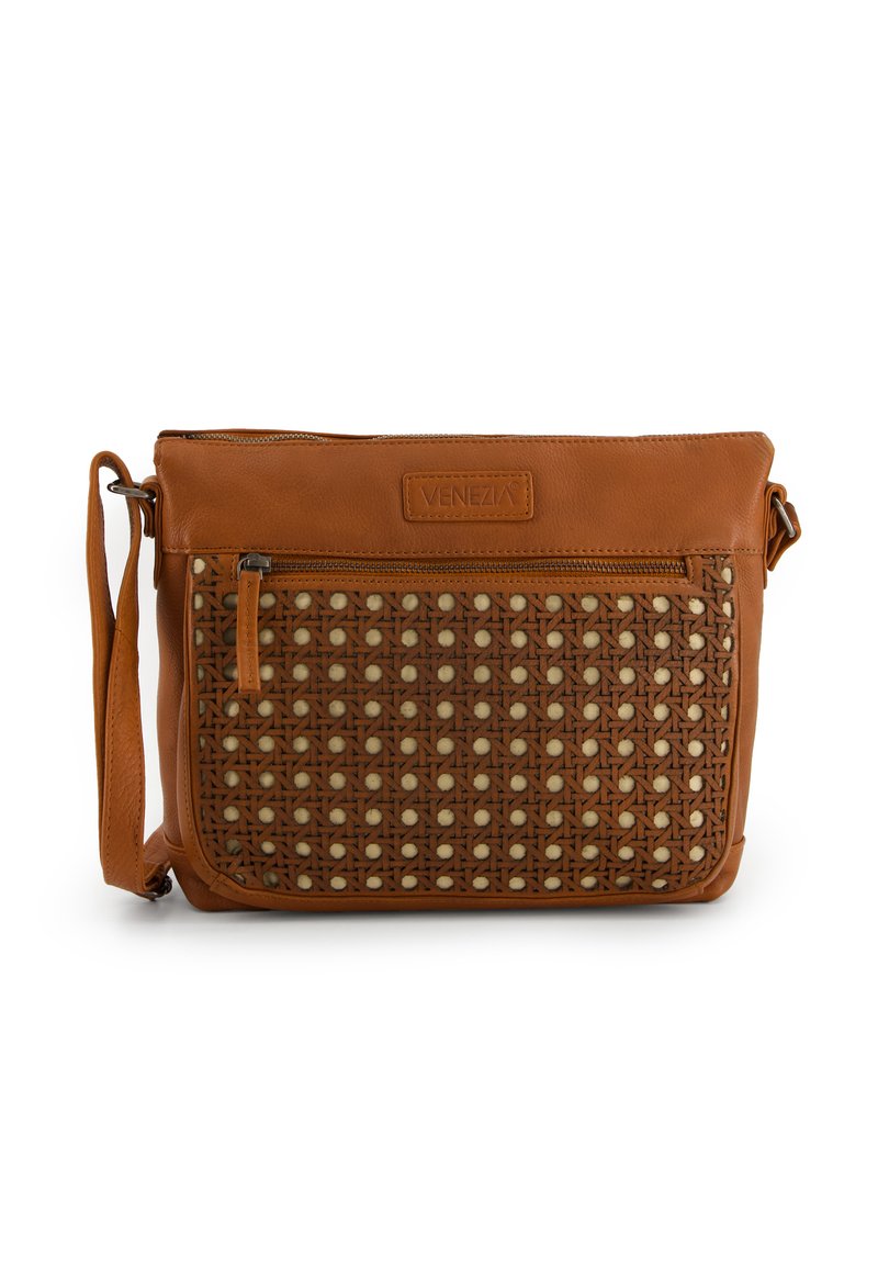 Sac bandoulière en cuir marron avec motif tressé, fermeture éclair et bandoulière ajustable. La poche zippée à l'avant ajoute fonctionnalité et style.