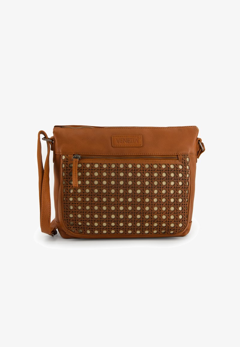 Brun læder crossover taske med vævet mønster, lynlåslukning og justerbar rem. Lynlås lommen foran tilføjer funktionalitet og detalje.