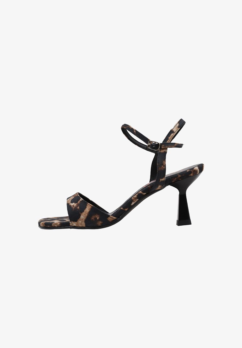 Sandalias de tacón con estampado de leopardo en negro y marrón, con punta abierta, tiras finas en el tobillo y diseño de tacón cuadrado. Textura de tela suave.