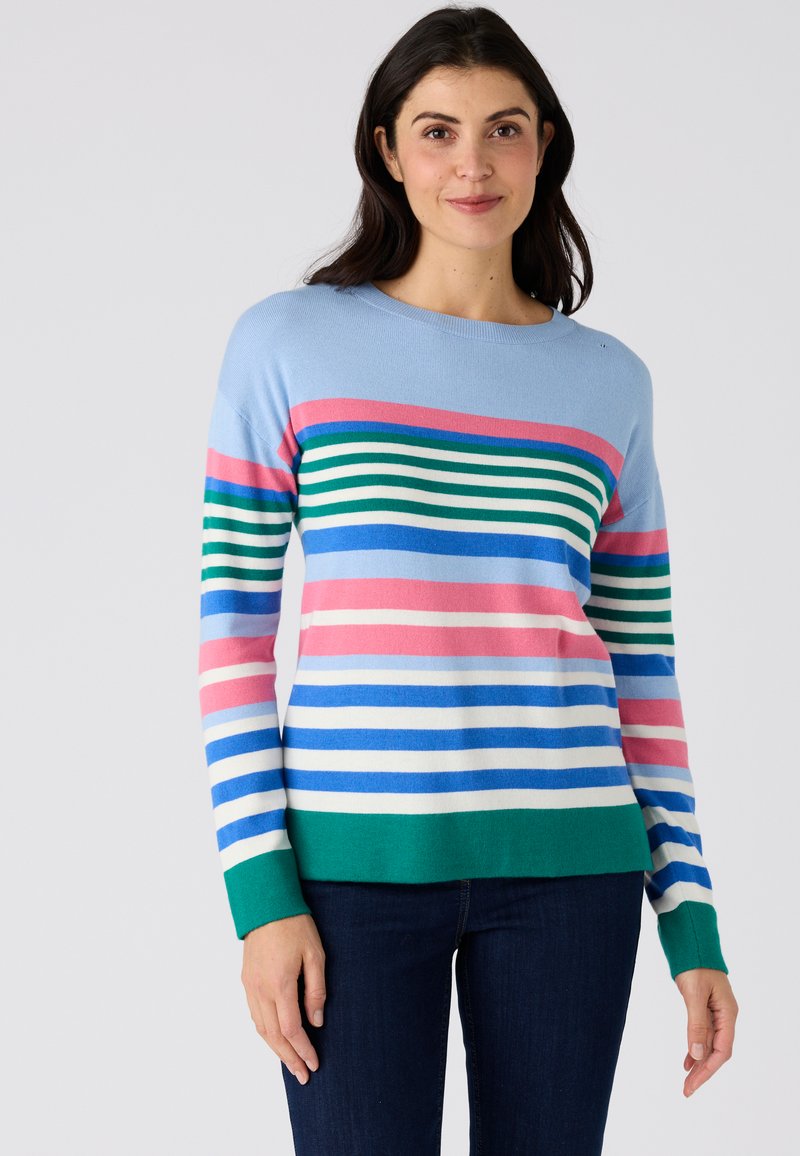 Pull rayé dans des tons de bleu, rose, vert et blanc. Présente un col rond, des manches longues et un ourlet et des poignets verts unis.