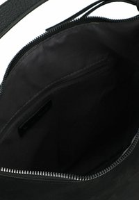 Borsa a tracolla nera con cerniera, di forma piatta, con esterno liscio e una tasca interna singola. L'interno è foderato con tessuto coordinato.