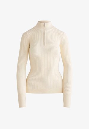 Krémový rebrovaný sveter s vysokým golierom, štvrťziapnutím a priliehavým strihom. Hladká textura so subtilnými vertikálnymi líniami.