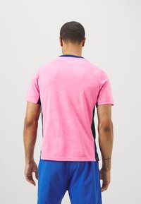 Nike Performance ATLETICO MADRID NIKE DF ACADEMY SHORT SLEEVES TOP K THIRD PRE-MATCH - Equipación de clubes - pink glow/blue void
