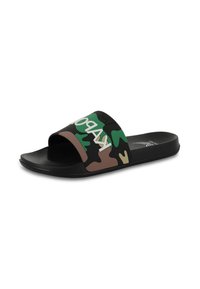 Infradito neri con fascia a motivo camouflage in verde, marrone e beige. Presentano un testo bianco in grassetto sulla fascia e una suola piatta.