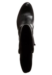 Musta nahkainen nilkkuri, jossa on terävä kärki, sileä pinta ja pehmeä vuori. Varustettu matalalla korolla ja sivuvetoketjulla sulkemista varten.