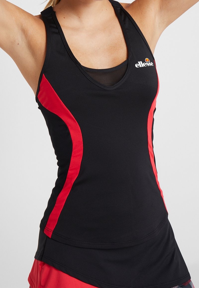 Zwarte atletische tanktop met rode zijpanelen, een ronde hals en een aansluitend ontwerp, gemaakt van lichtgewicht, vochtafvoerende stof.