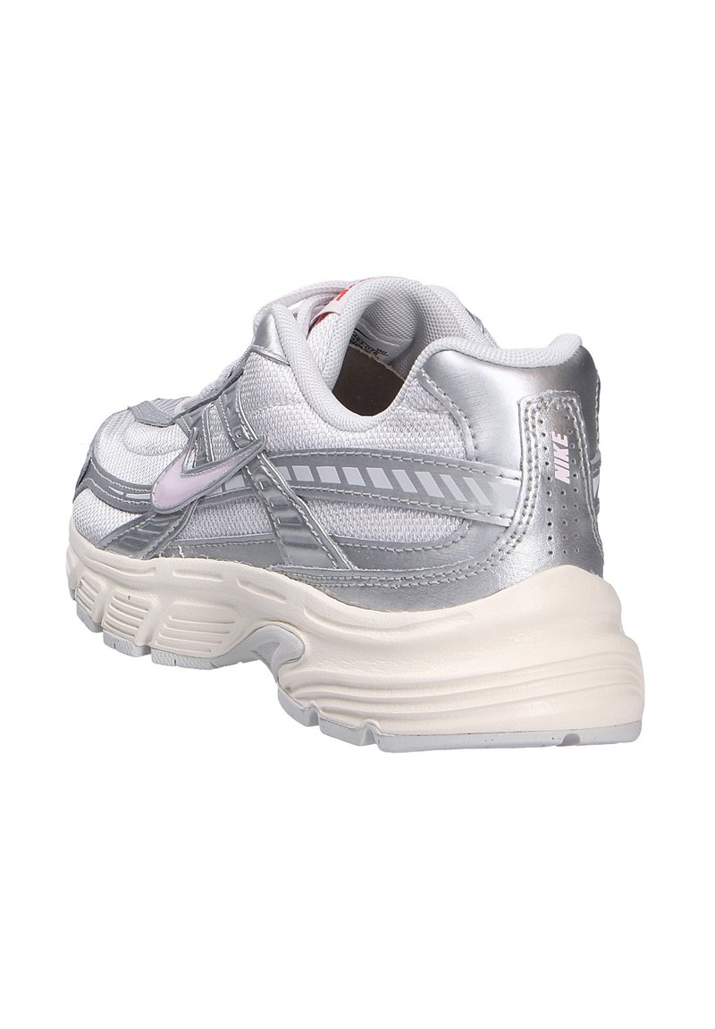 Zapatilla deportiva plateada con parte superior de malla, acentos reflectantes, suela acolchada y distintiva marca Nike en el talón.
