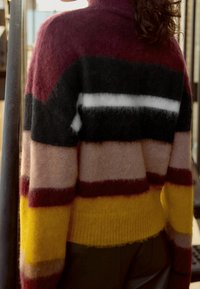 Next Sweter