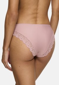 Sous-vêtements roses en tissu doux avec des bordures en dentelle délicate, affichant un design en scallop et une légère brillance.