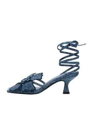Blå denim højhælet sandal med blomsterdekoration på tæerne og lang spiralformet ankelstrop til omvikling.