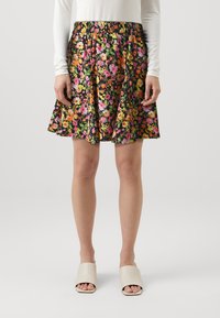 Skjørt med blomsterdesign på svart bakgrunn, med livlige rosa, oransje og grønne blomster. Elastisk liv, utvidet form, knelangt.