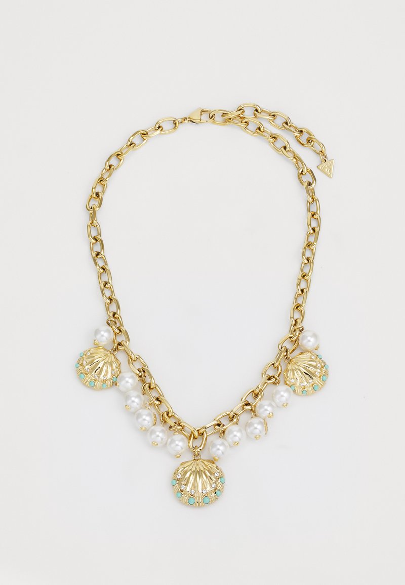 Auksu padengtas grandinys su kriauklės formos pakabukais, papuoštais turkio akmenimis ir perlų, demonstruojantis tekstūrinį pakrantės dizainą.