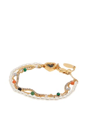 Náramok zo zlatého reťazca s perlami, farebnými korálkami, malými kryštálmi a srdcovým zapínaním na bielom pozadí.