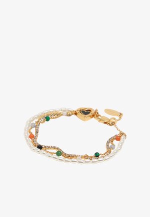 Auksinė grandinėlės apyrankė su perlai, spalvingais karoliukais, mažais kristalais ir širdies formos užsegimu ant baltos spalvos fono.