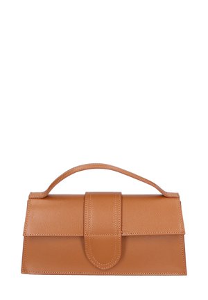 Tan leren handtas met een gestructureerde vorm, platte handgreep en een enkele magneetsluiting. Heeft een textuur oppervlak en stikdetails.