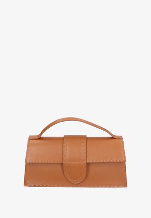 Tan leren handtas met een gestructureerde vorm, platte handgreep en een enkele magneetsluiting. Heeft een textuur oppervlak en stikdetails.