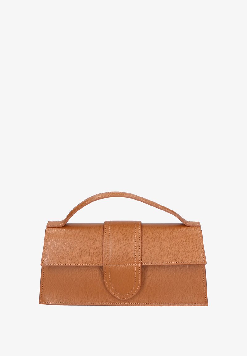 Sac à main rectangulaire en cuir marron clair avec poignée supérieure et grand rabat présentant des détails cousus sur fond blanc.