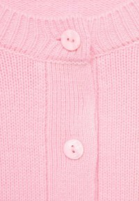 Cardigan tricoté rose clair avec un col côtelé et une fermeture par un unique bouton blanc à l'avant. Texture douce avec un design classique.