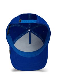 Gorra azul con un diseño estructurado, que presenta un exterior azul sólido, un interior gris claro y el nombre de la marca impreso a lo largo de la banda interior.