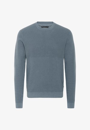 Svetlo modra pletena pulover z ribastim vzorcem, okroglim izrezom in dolgimi rokavi. Ima brezšivne ramena in diskretno oznako blagovne znamke na robu.