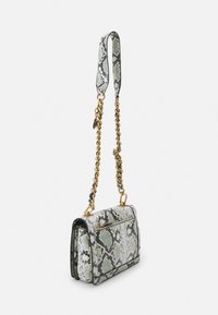 Kabelka s hadím vzorem v světle zelené a černé barvě, s řetízkem a zlatými detaily. Obsahuje zipovou zadní kapsu. Kompaktní obdélníkový tvar.