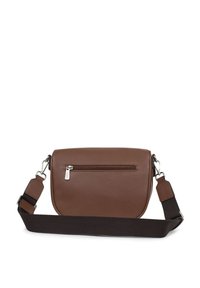 Borsa a tracolla sintetica marrone con una texture liscia, forma rettangolare, tasca frontale con zip e tracolla nera regolabile.