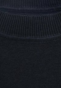 Tmavá pletená mikina vyrobená z textúrovanej, tesne tkané látky, s rebrovaným golierom. Farba je tmavomodrá.