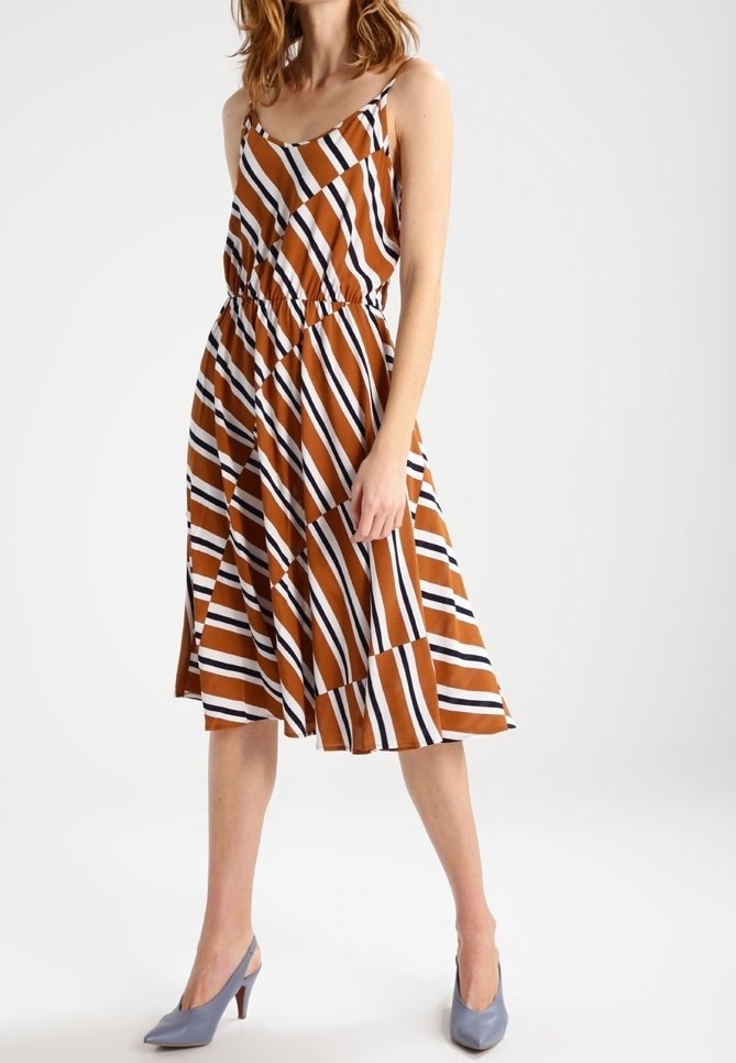 Hnědo-bíl dress s pruhy, se přiléhavým pasem, siluetou do A a tenkými ramínky, doplněné modrými lodičkami. Hladká textura.