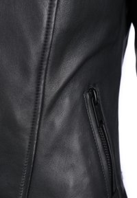 Zwarte leren jas met een gestructureerd oppervlak, zichtbare stiksels en een ritszak aan de zijkant, met een getailleerd ontwerp.