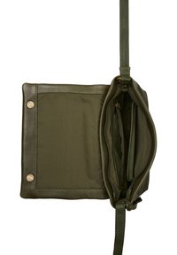Borsa a tracolla verde oliva con un esterno in pelle texture. Caratterizzata da una chiusura a scatto, tasche con zip e un interno in tessuto liscio.