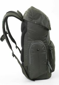 Mochila de color verde oscuro con respaldo acolchado, correas de malla, múltiples bolsillos y cremalleras. Textura suave con parte superior redondeada y diseño elegante.