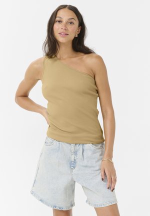 Haut côtelé beige à une épaule associé à un short en denim clair. Le tissu est extensible; le short a une coupe ample avec un léger effet d'usure.