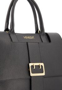 Sac à main en cuir noir avec une surface texturée, présentant un détail de boucle en or et le nom de la marque "VENEZIA" embossé à l'avant.
