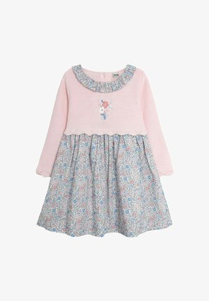 Vestido de manga larga con un cuerpo de punto rosa, falda con volantes y estampado floral en azul y rosa, que presenta un detalle de flor bordada en el frente.