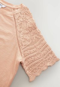 Unselected, pink blush