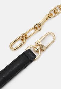 Cintura in pelle nera con accessori dorati, caratterizzata da un robusto moschettone e catene, cuciture dettagliate e una finitura elegante.